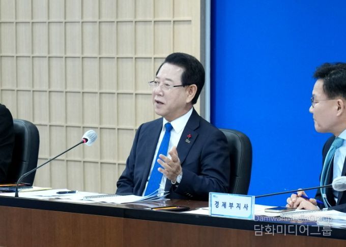 김영록 전라남도지사가 2일 도청 서재필실에서 실국장 정책회의를 주재하고 도정 현안을 논의하고 있다.