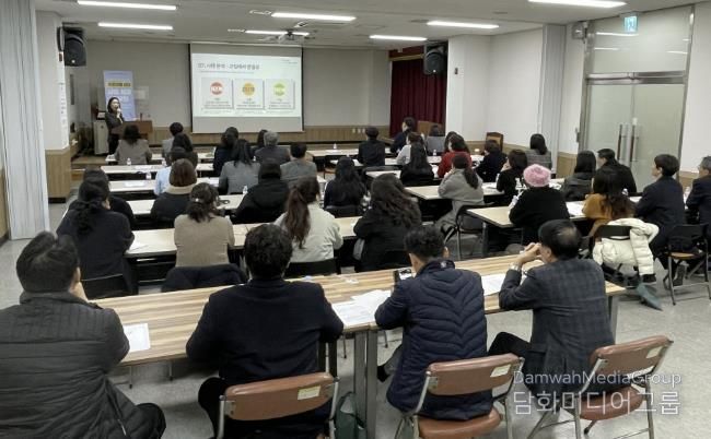 동 지역사회보장협의체 위원 등 실무자들이 2일 안산시청 대회의실에서 사회적고립예방을 위한 ‘중장년 발굴·지원 사업’ 3개년 성과 보고 간담회를 진행하고 있다.