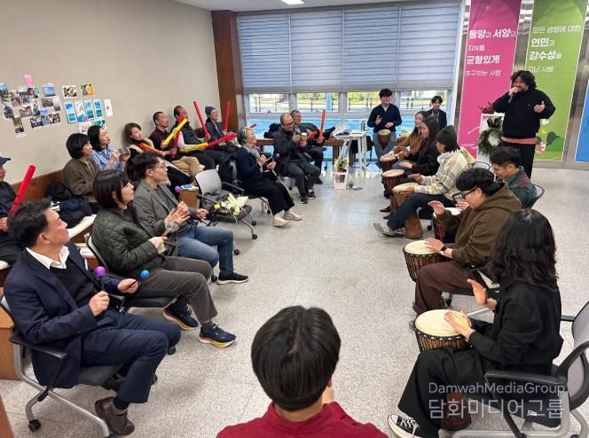 지난 3일 2025 순천에코칼리지 실험과정 수료식 참석자들이 드럼서클 활동으로 젬베 등 악기 합주를 하고 있다