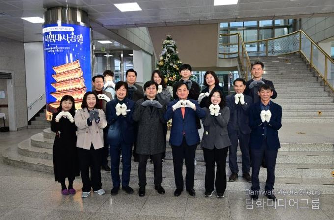 희망의 불 밝힌 김천시청 성탄트리