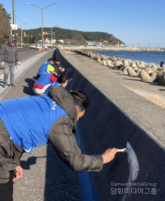 바르게살기운동포항시협의회는 4일 환여동 일원에서 노후한 파도막 옹벽에 대규모 벽화 그리기 작업을 추진했다.