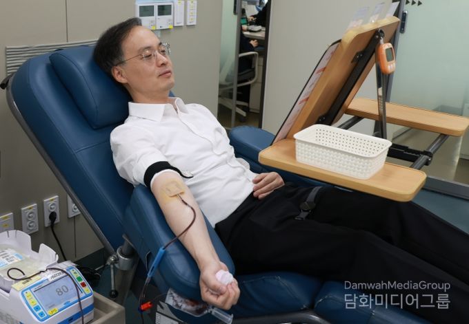 이복원 경제부지사, 헌혈의집 방문해 헌혈 참여