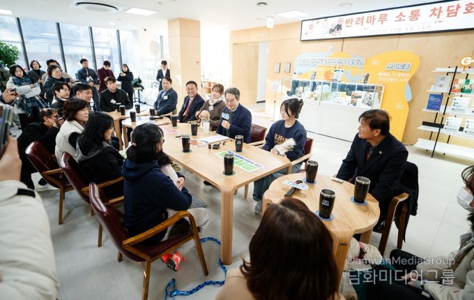 4일 오후 김동연 경기도지사가 반려마루 여주에 방문하여 관계자들과 간담회를 진행하고 있다.