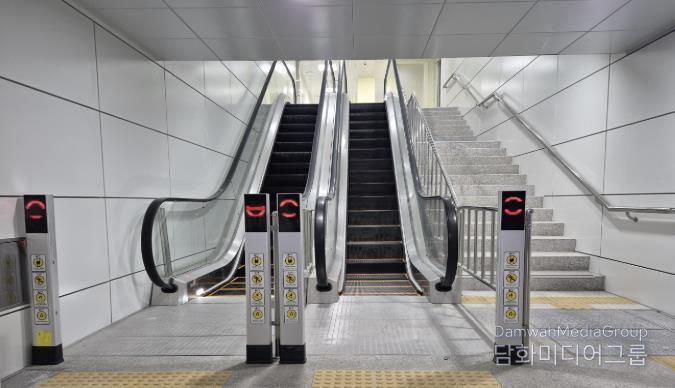 연결통로 에스컬레이터