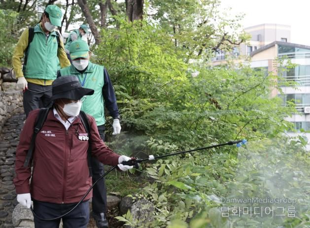집중 방역소독의 날에 방역 작업을 하고 있는 박강수 마포구청장