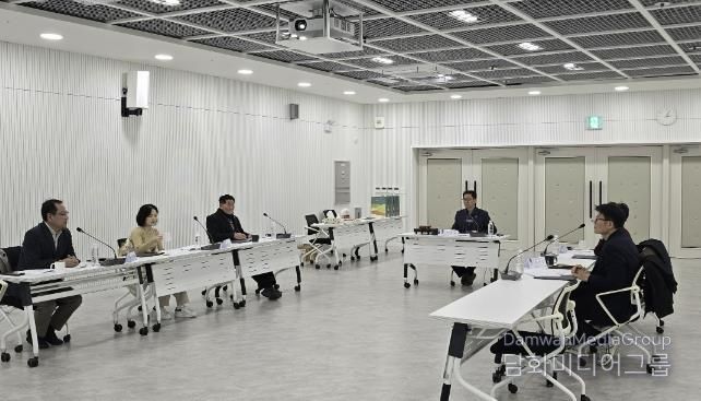 수원시가 ‘2025년 수원시 수목원 운영자문위원회 회의’를 열고 있다.