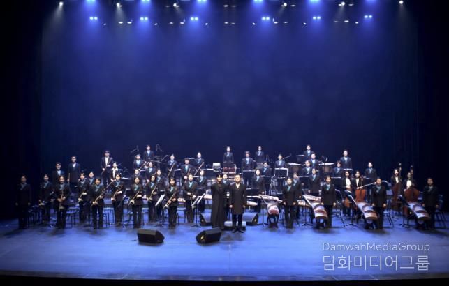 안산시립국악단이 4일 안산문화예술의전당 해돋이극장에서 제69회 정기연주회 '월드 오케스트라 Ⅶ'를 진행하고 있다.