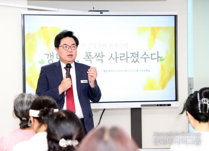 박일하 동작구청장이 지난 9월 서울 상도동 동작구보건소에서 대사증후군 관리사업 등록 여성들을 대상으로 진행한 ‘갱년기 건강관리 프로그램’에 참석해 인사말을 하고 있다