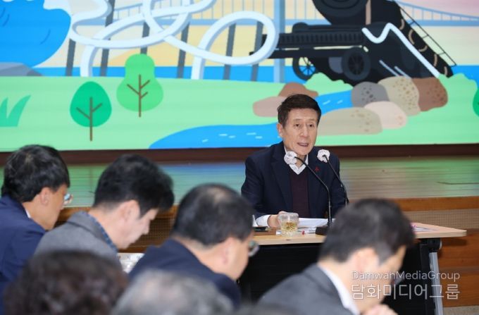 이강덕 시장이 5일 확대간부회의를 주재하며 포항 미래 신성장 동력 발굴과 육성을 통한 도시 경쟁력 강화로 시민이 체감하는 변화를 만들어 갈 것을 강조하고 있다.