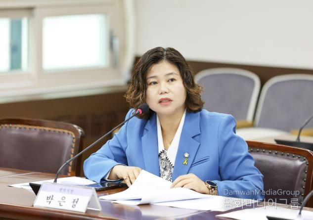 박은정 의원이 지난 11월 25일 제300회 제2차 정례회 기획행정위원회에서 자신이 대표 발의한 ‘안산시 인공지능산업 육성 및 지원 조례안’에 대해 설명하고 있다.