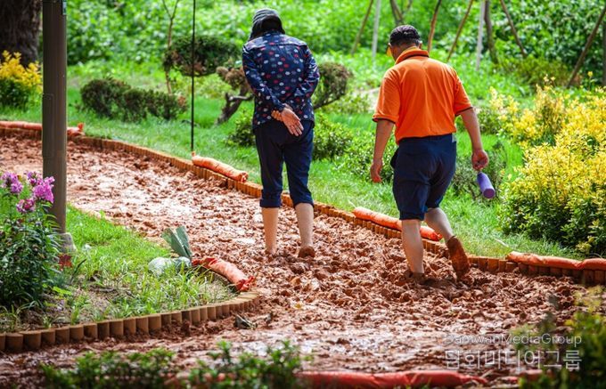 10만 명 다녀간 속초시 영랑호·청초호 맨발걷기길, 동절기 휴장