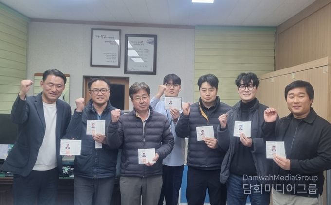 경주시 상수도과 직원들이 올해 취득한 상수도 분야 전문자격증을 보여주며 기념촬영을 하고 있다