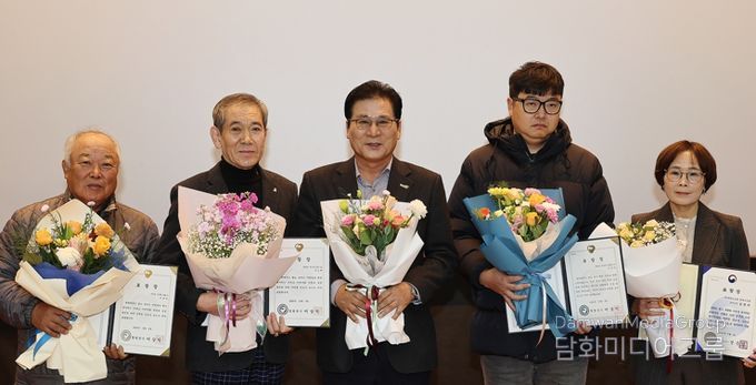 엄다면 주장평 씨(오른쪽 두번째)가 표창을 받는 사진