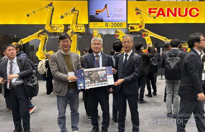 이민근 안산시장(왼쪽 첫번째)이 5일 ‘2025 도쿄 국제로봇 전시회(iREX 2025)’에 참석, 현지 로봇 기업 '화낙' 관계자들을 만나 ASV지구 홍보와 투자유치 활동을 펼치고 있다.