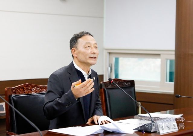 한명훈 의원이 지난달 25일 제300회 제2차 정례회 도시환경위원회에서 자신이 대표 발의한‘안산시 가로등 및 보안등 설치·관리 조례안’에 대해 설명하고 있다.