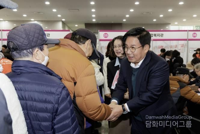 박강수 마포구청장이 ‘2025 마포구 노인일자리 박람회’에서 어르신들과 인사를 나누고 있다.