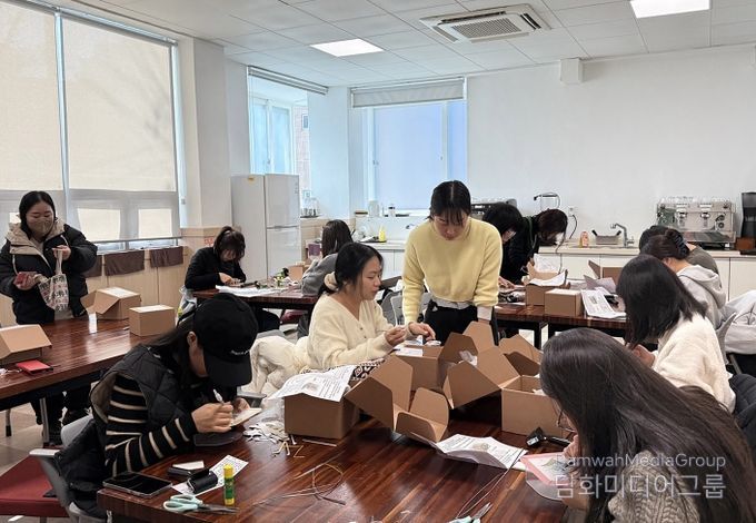 제11회 원데이클래스 ‘글라스아트 벽등 만들기’ 강좌 진행모습