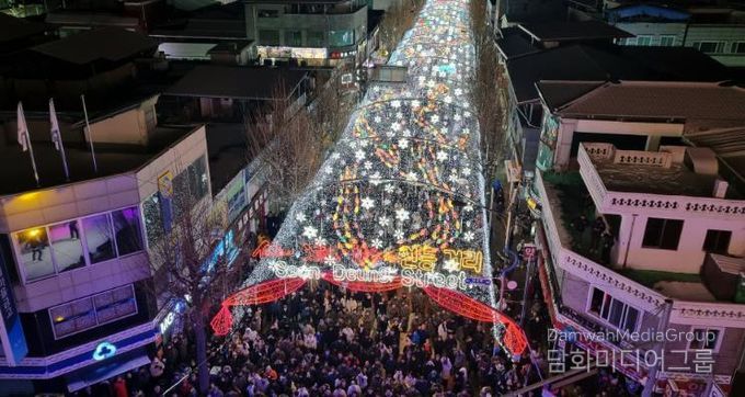 지난해 12월 열린 화천산천어축제 선등거리 점등식