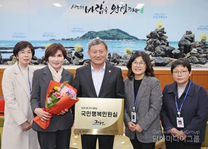 ‘국민행복민원실’ 현판 전달 기념식