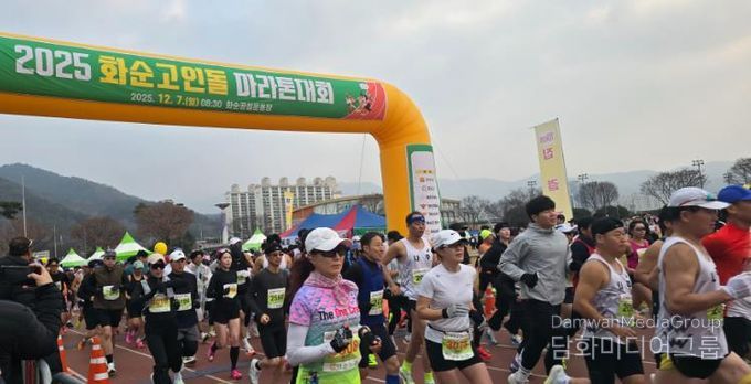 대회 참가자들이 출발선을 지나 경기에 나서는 모습