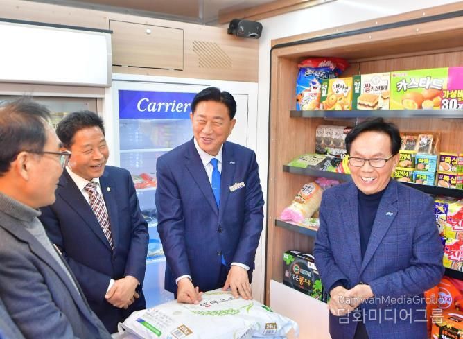 김한종 장성군수가 이동장터 차량 내부를 살펴보며 담소를 나누고 있다.