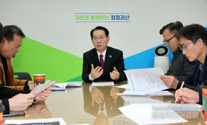 8일 괴산군청 브리핑룸에서 송인헌 군수가 민생안전지원금 지급 계획을 발표하고 있다