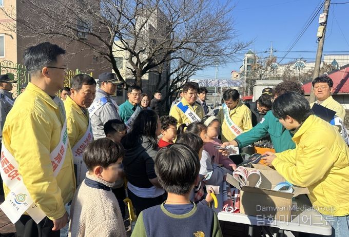 나주시가 지난 5일 영산포초등학교 일원에서 관계기관과 함께 아동 대상 범죄 예방 캠페인을 벌였다.