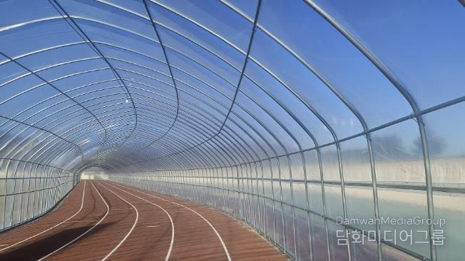 비닐하우스가 설치된 서산시 종합운동장 주 경기장 육상트랙 모습