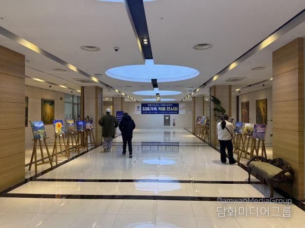 치매가족 작품전시회 ‘힐링에 아트를 더하다’가 열리는 아주대학교 병원 별관 로비.