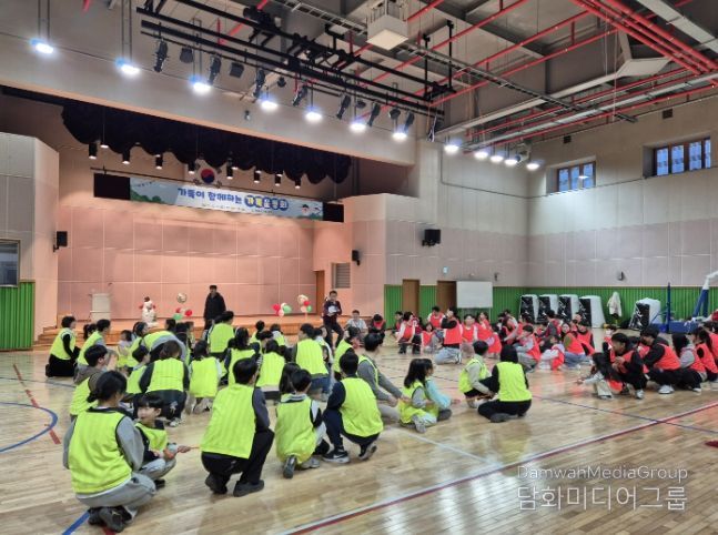 경주시 가족센터가 6일 화랑마을 풍류홀에서 개최한 가족운동회에서 참가 가족들이 팀을 이