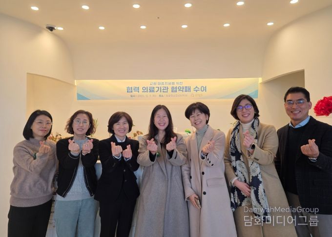 2025년 12월 9일에 학교지원본부, 동행정신건강의학과 관계자들이 함께한 협약패 수여 행사 모습