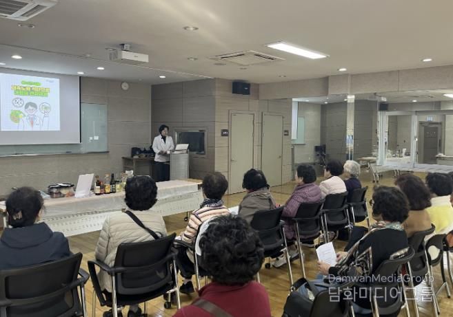 어르신들이 영양 교육을 받고 있다