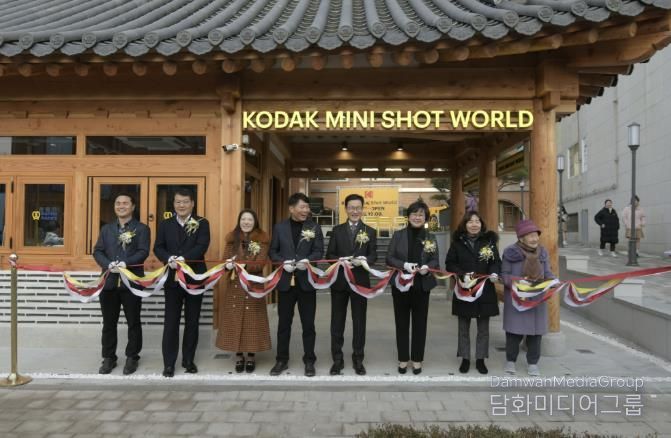 코닥 미니샷 월드 개관식 참석자들이 기념사진을 촬영하고 있다.