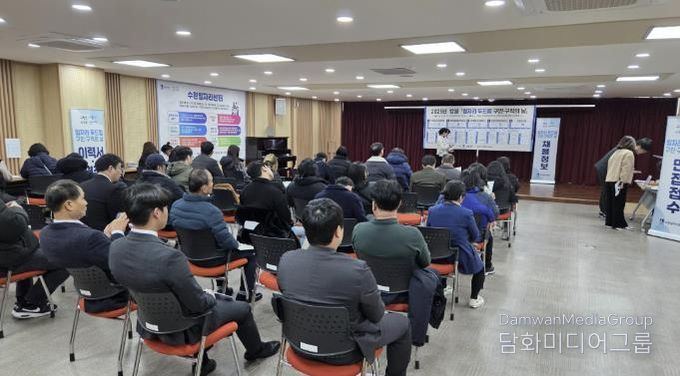 ‘12월 일자리 두드림 구인·구직의 날’ 채용 행사를 찾은 구직자들.