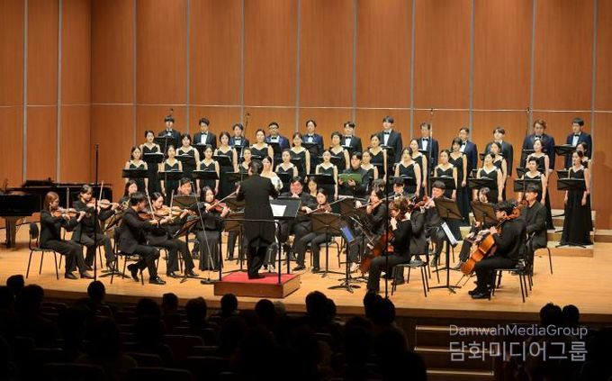 속초시립합창단 문화예술회관 공연 모습