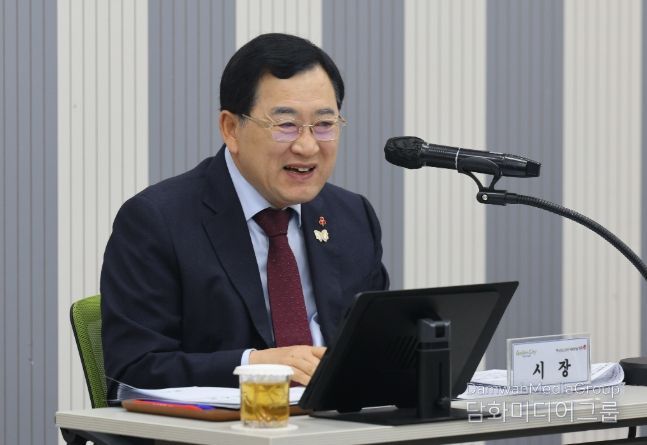 10일 경주시청 대회의실에서 열린 ‘2025년 12월 읍면동장회의’에서 주낙영 경주시장과 각 읍면동장이 연말 현안을 점검하고 있다.