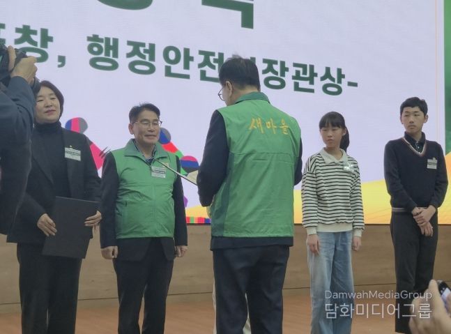 행정안전부장관상 받는 새마을문고구미시지부 김택동 회장