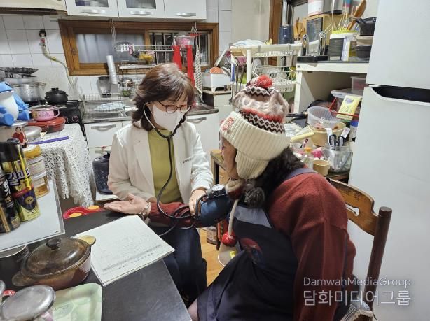 건강취약 어르신대상 방문건강관리하고 있는 모습