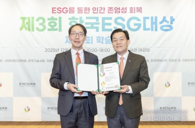 시상식 후 이재준 수원시장(오른쪽)이 기념사진을 촬영하고 있다.