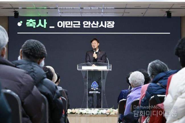 이민근 안산시장이 10일 단원구 노인복지관 대강당 한울채에서 열린 개관 20주년 기념 ‘청춘제’ 행사에서 인사 발언을 하고 있다.