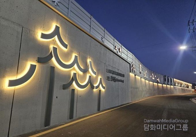 다양하면서도 정돈된 색채와 온기를 표현한 조명은 아름다운 조화를 이룬다. ‘새 동네에 옛이야기를 품은 디자인’ 또한 예와 현재의 조화를 표현하는 또 하나의 이야기가 된다.