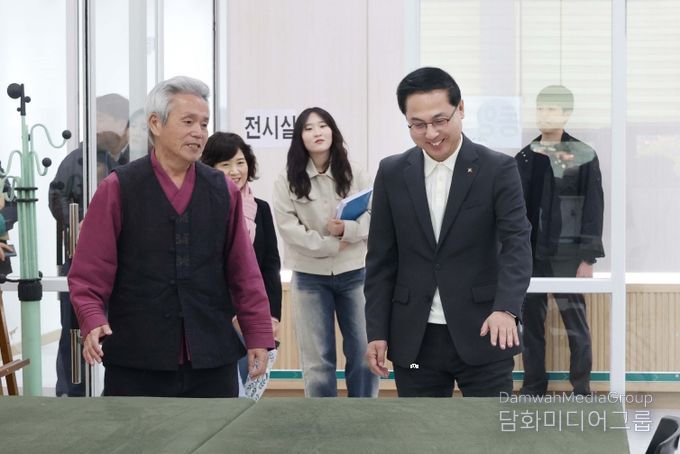 지난 10월 개관을 앞두고 박희조 동구청장과 관계자들이 현장 점검을 실시햐고 있는 모습