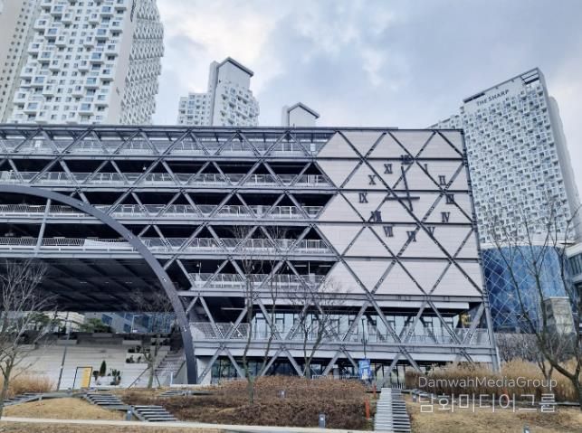 동탄호수공원 주차타워 벽시계(주간)