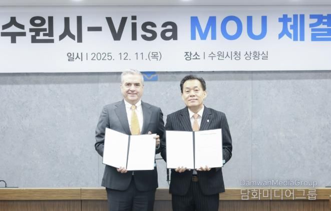 이재준 수원시장(오른쪽)과 패트릭 스토리 비자 코리아 사장이 협약 체결 후 함께하고 있다.
