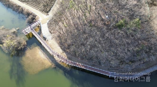 용인특례시가 처인구 이동읍에 있는 이동저수지 둘레길 단절 구간 연결공사를 마무리했다.