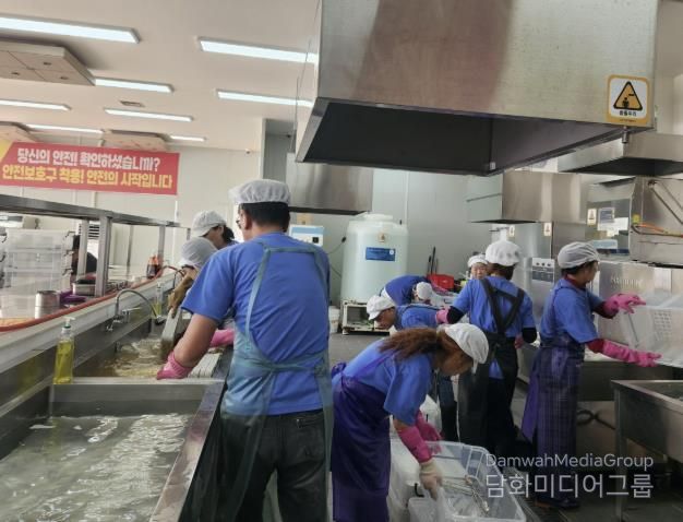 세척 작업 중인 세척사업단