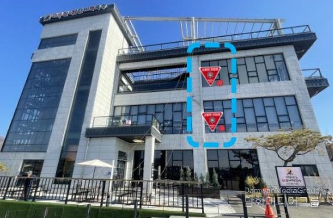 소방관 진입창 표시 스티커 부착