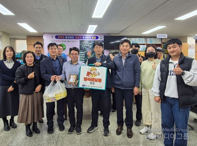 창녕군공무원노동조합 위원장이 박희진 주무관에게 행복배달통을 전달하고 있다.