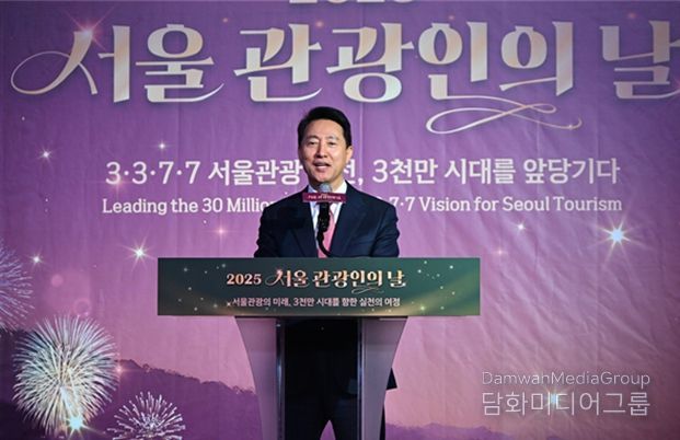 오세훈 서울시장이 12일(금) 세빛섬 플로팅 아일랜드에서 열린 ‘2025 서울관광인의 날’ 행사에서 축사하고 있다.
