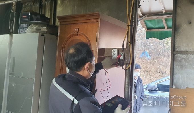 지난 11일 특별점검반이 관내 주거용 및 창고용 비닐하우스를 대상으로 화재 예방 점검을 하고 있다.